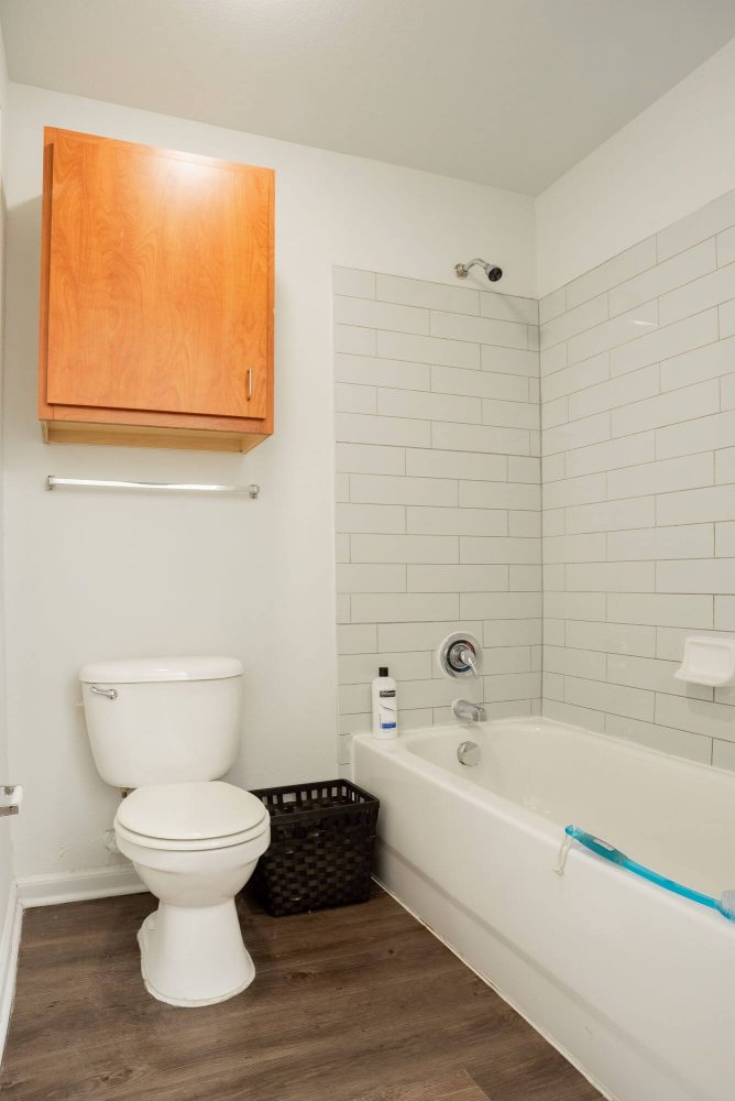 sparq-on-rio-apartments-near-ut-austin-bathroom